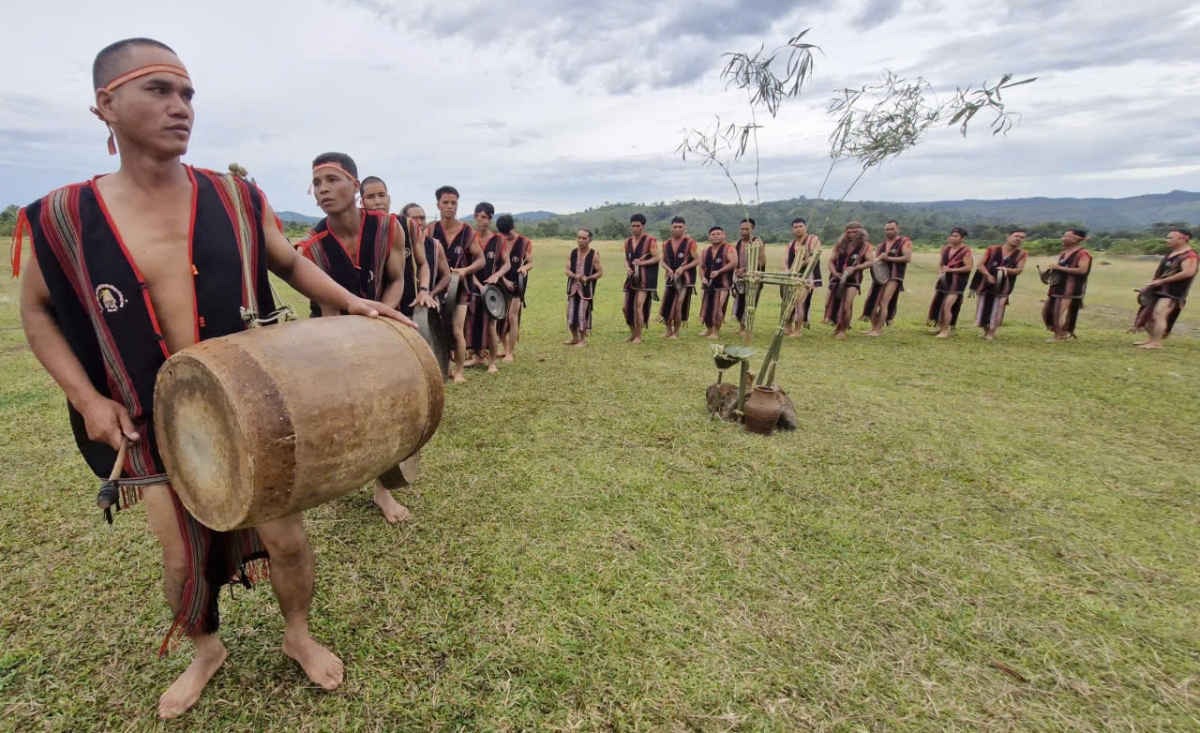 Ală broă lơh yàng ờs mờng là dơ̆ mpồl bơtiàn pơgồp bal rơlao, niam chài ƀòn lơgar neh pơn jờng
