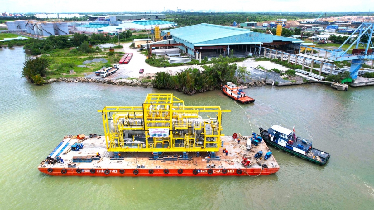 Sà lan làm sân khấu chính được chuyển đến lắp đặt từ ngày 16/122025 tại rạch Khai Luông - Cái Khế - TP. Cần Thơ