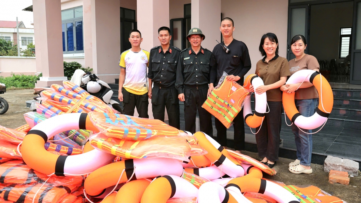 Trao tặng áo phao cho Công an phường Sông Cầu - tỉnh Đắk Lắk