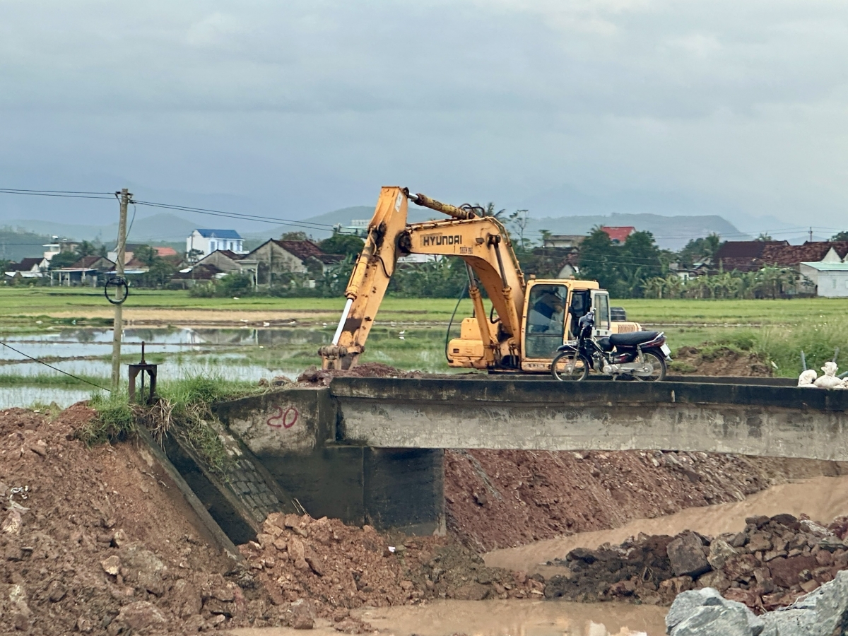 
Rim hơnih jang tŏk bŏk akŏm hơmet pơ ‘lơ̆ng rim pơnơ̆t, dơnou, hơboong thoong đak hư răm.