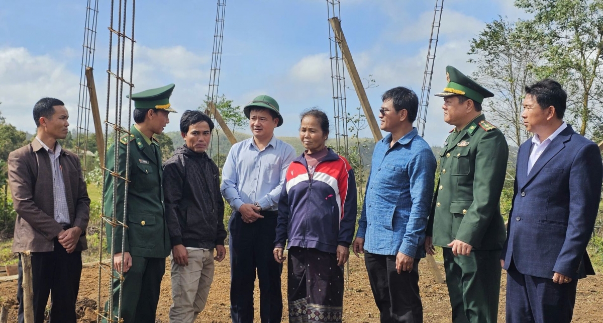 Xây dựng nhà “Nghĩa tình nơi biên giới Việt Nam – Lào” hỗ trợ gia đình bà