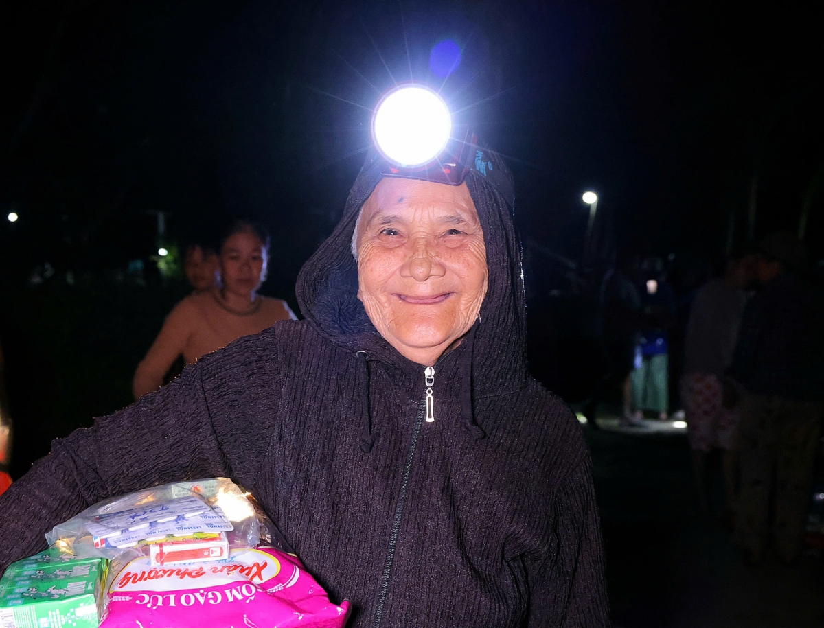 Trong đêm tối nụ cười tươi của bà con nhận quà cứu trợ đã làm tan biến sự mệt nhọc của các đoàn thiện nguyện TP. Cần Thơ