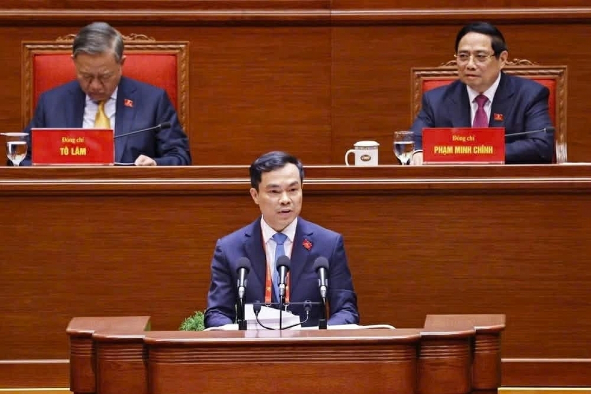 Ông Nguyễn Mạnh Hùng, Phó Giám đốc Học viện Chính trị quốc gia Hồ Chí Minh, trình bày tham luận “Hoàn thiện lý luận về đường lối đổi mới của Đảng trong kỷ nguyên vươn mình của dân tộc”. (Ảnh: TTXVN)