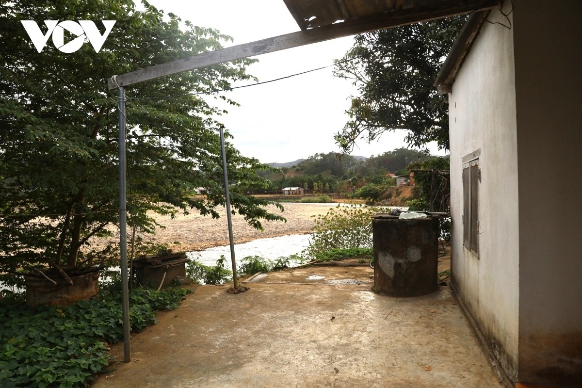 Nhà ở của người dân đã sát bờ sông.