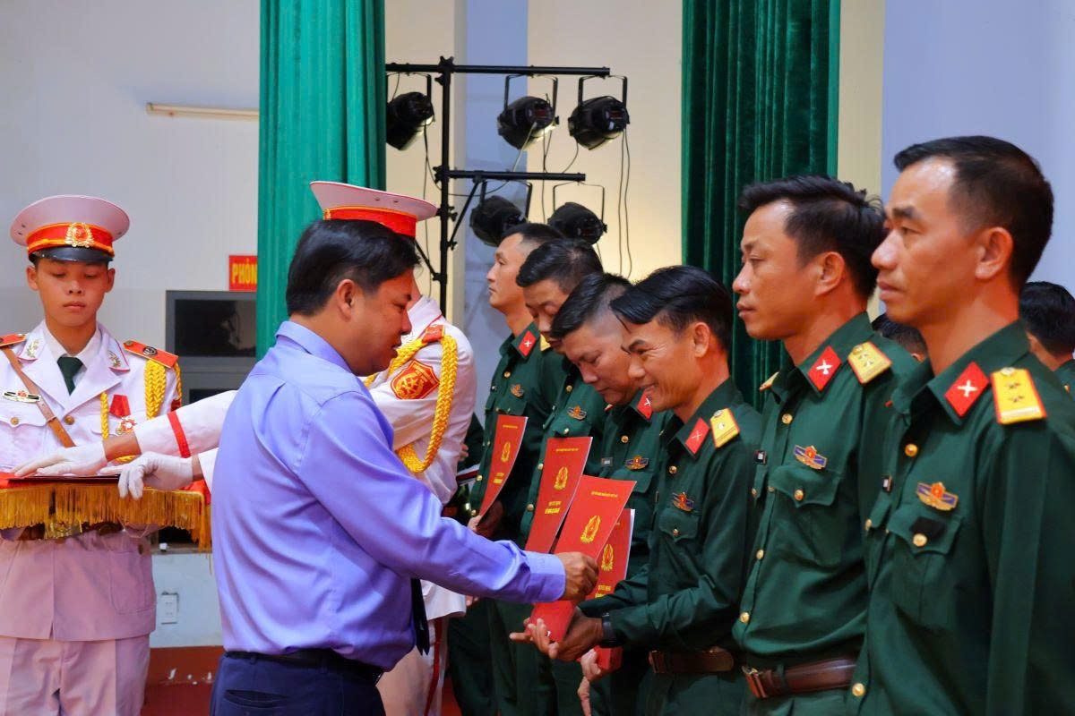 102 sĩ quan Quân đội râng Ban Chỉ huy Quân sự gưl xã ta Dak Lak