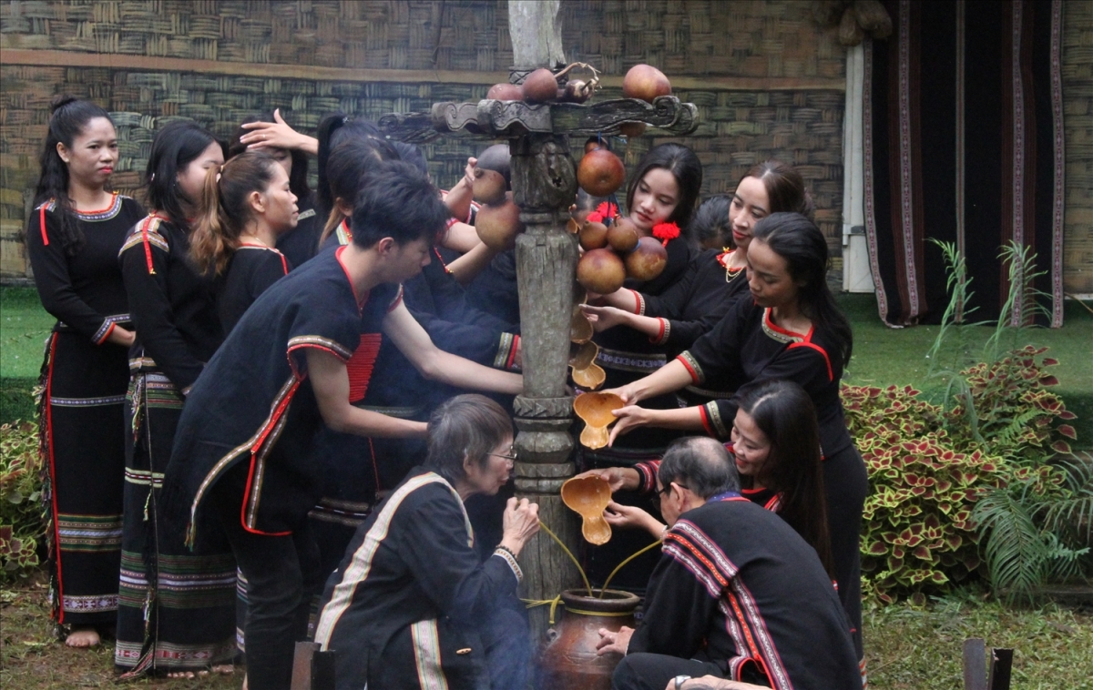 
Đak tuh lơ̆m ge athei sŏ đơ̆ng hơdrơ̆m đak hăm get