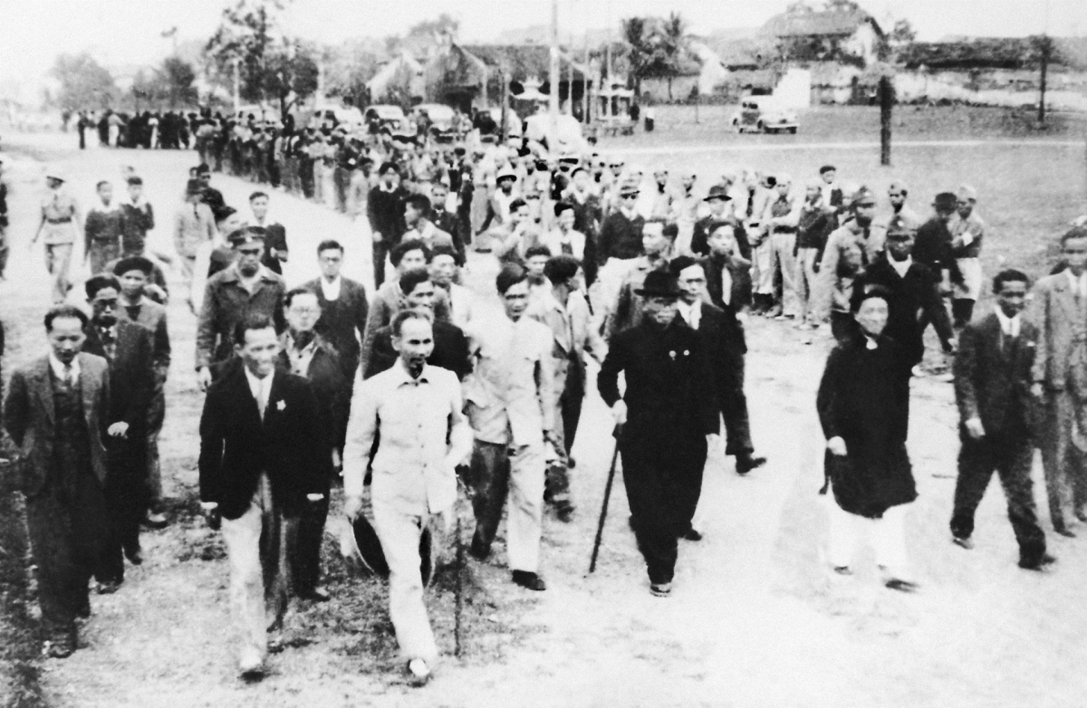 Hàng vạn Nhân dân Hà Nội đón mừng Chủ tịch Hồ Chí Minh và các vị được giới thiệu ứng cử ĐBQH ngày 5/1/1946. Nguồn: Bảo tàng Hồ Chí Minh