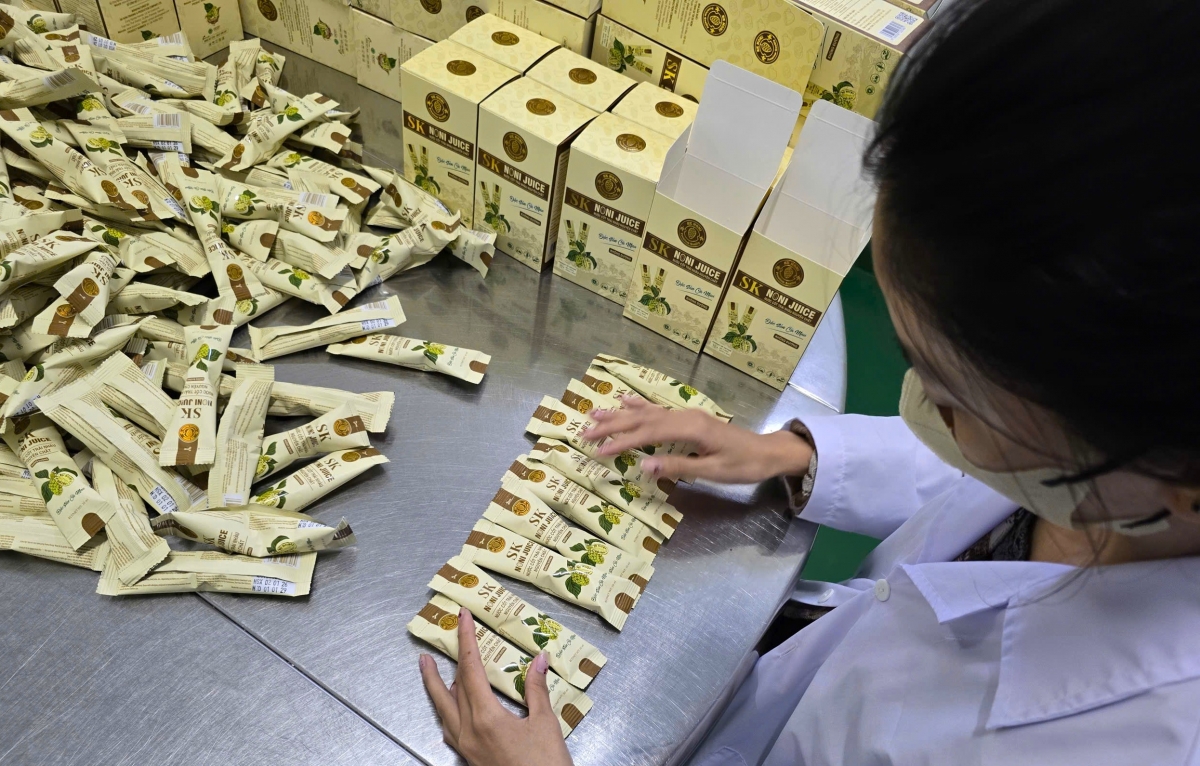 Sản phẩm nước cốt nhàu được anh Chương đưa ra thị trường từ năm 2020