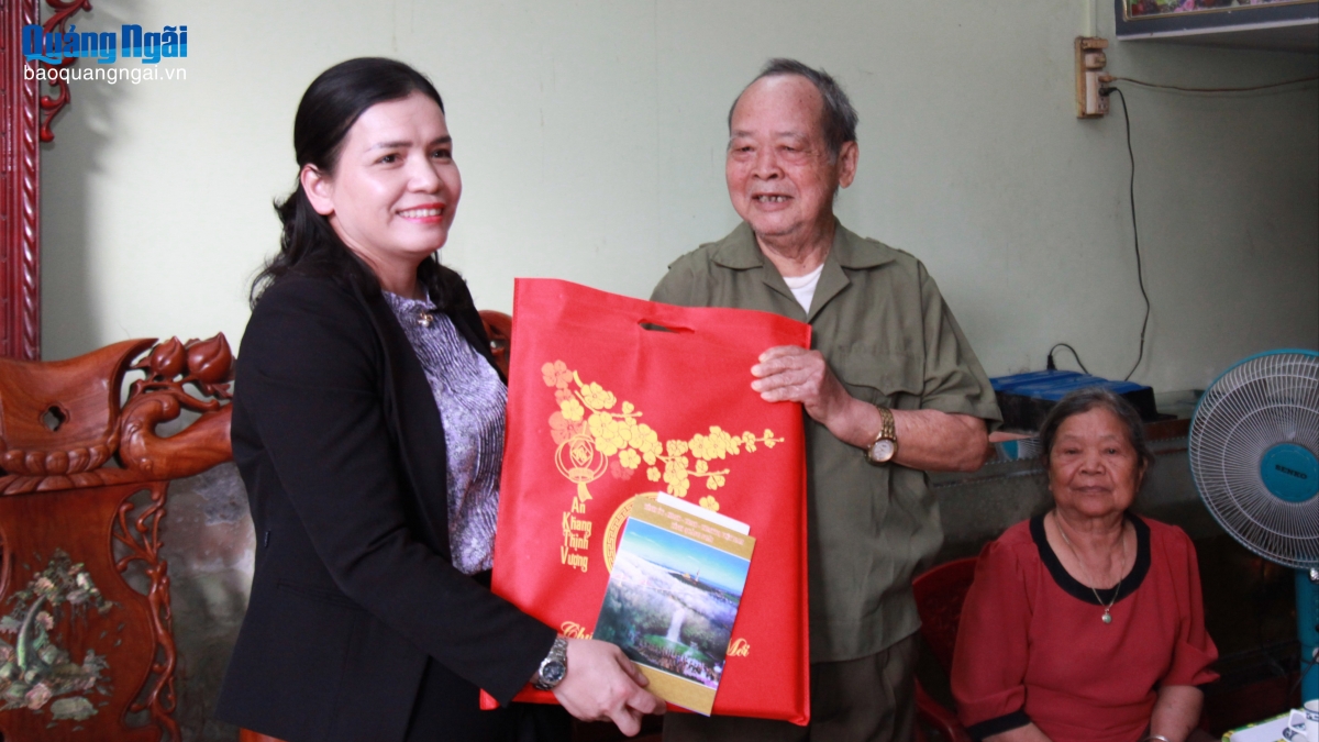 Ủy viên Ban Thường vụ Tỉnh ủy, Phó Chủ tịch Thường trực UBND tỉnh Y Ngọc tặng quà cho người có công.