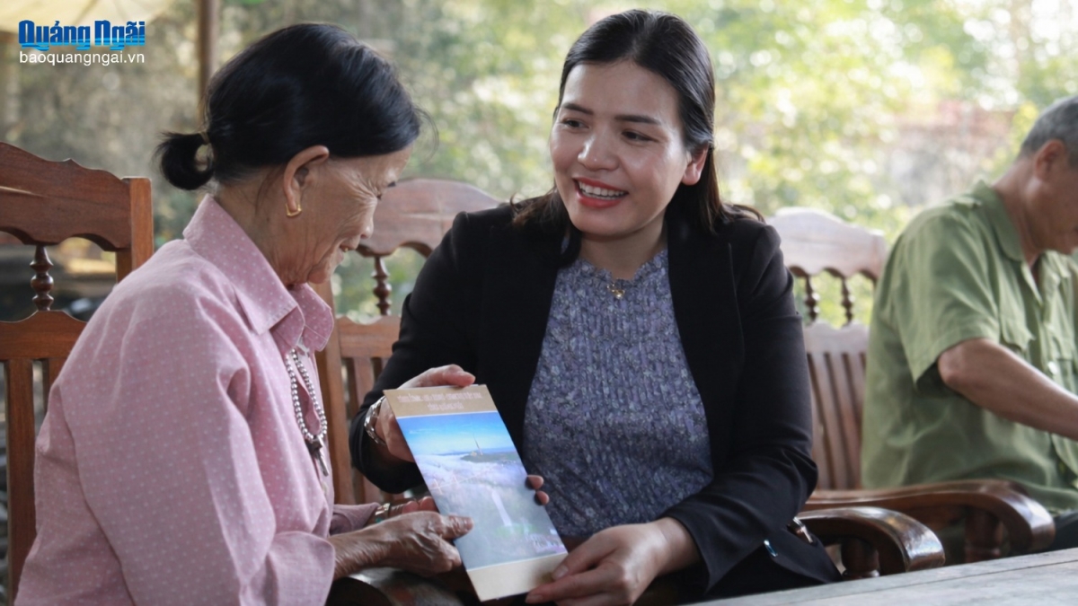 Ủy viên Ban Thường vụ Tỉnh ủy, Phó Chủ tịch Thường trực UBND tỉnh Y Ngọc ân cần thăm hỏi, động viên người có công cách mạng.