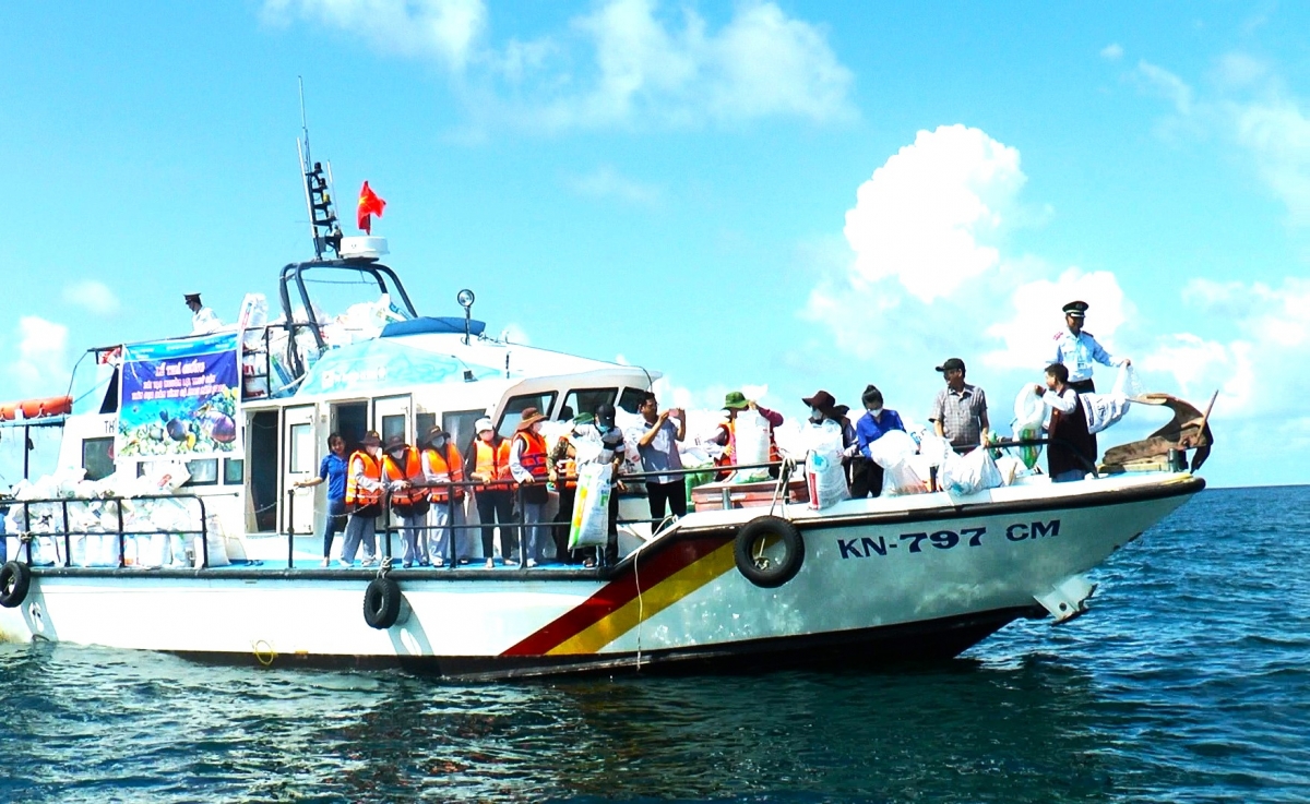 Hàng năm tỉnh Cà Mau đều tổ chức thả giống thủy hải sản để tái tạo nguồn lợi biển