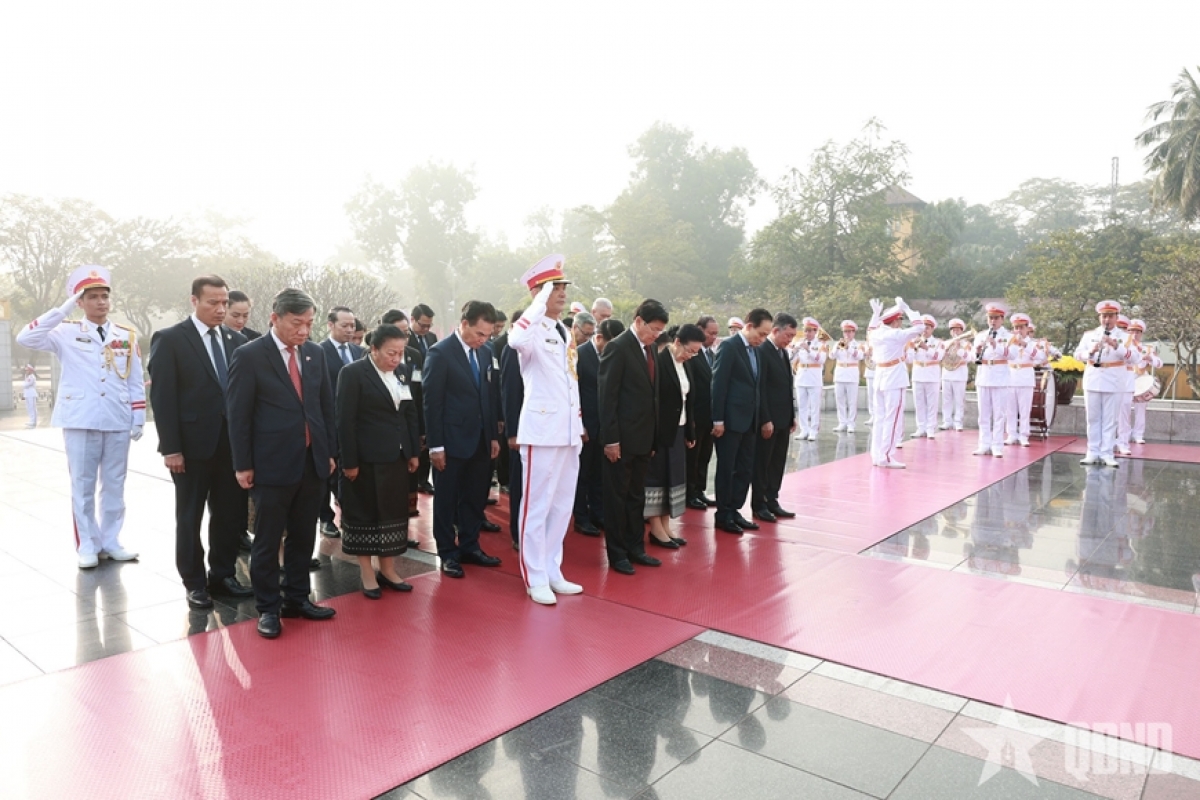 Tổng Bí thư, Chủ tịch nước Lào Thongloun Sisoulith và phu nhân cùng đoàn đại biểu cấp cao Đảng, Nhà nước Lào đặt vòng hoa tưởng niệm các Anh hùng liệt sĩ. Ảnh: TRỌNG HẢI