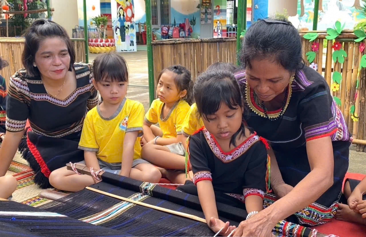 Vâi hdrêng Jarai xâp ếo pơtâk hdroâng kuăn ngo a Hngêi trung Mâm non Hoa Hồng