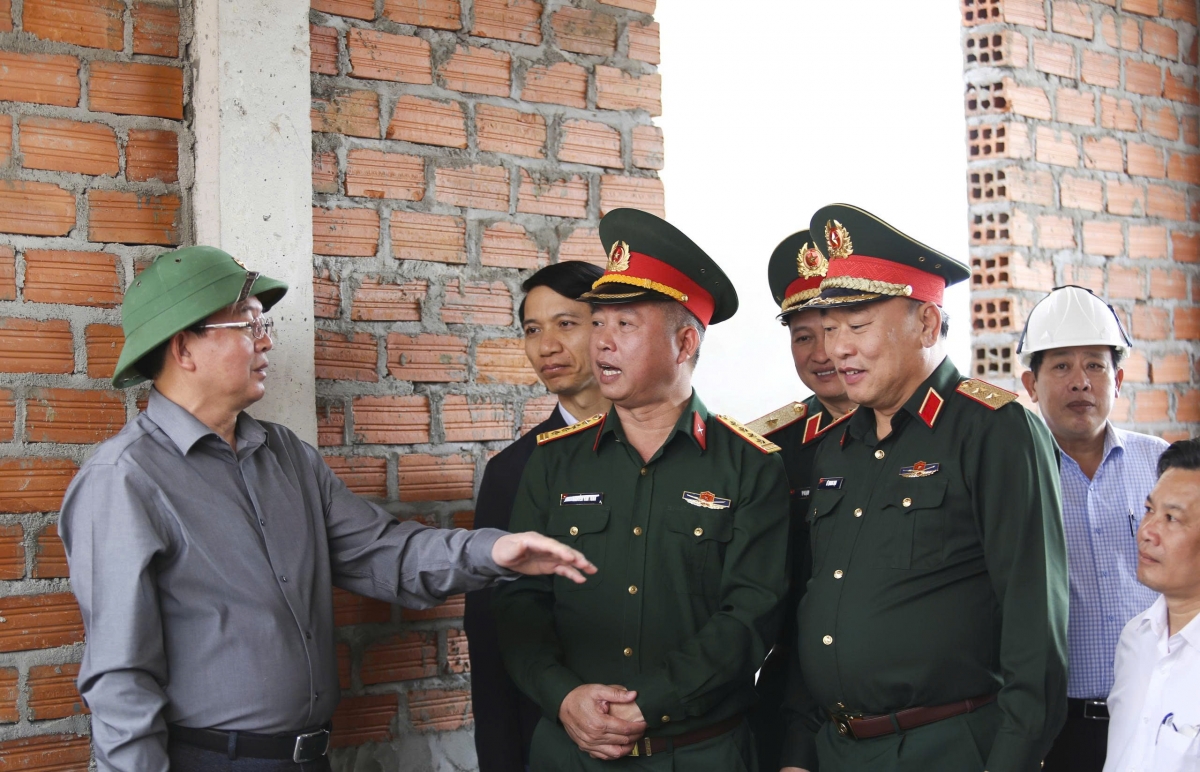 
Phŏ Thủ tướng Hồ Quốc Dũng hơlen lăng “Tơdrong jang Quang Trung” tơ̆ Gia Lai