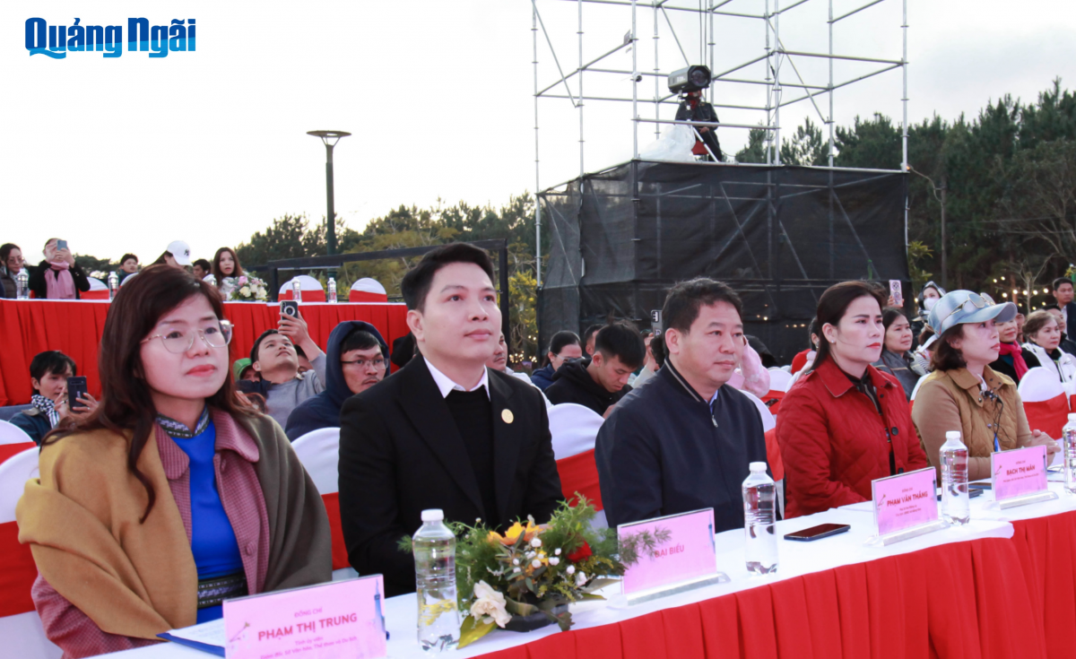 Các đại biểu tham dự lễ bế mạc.