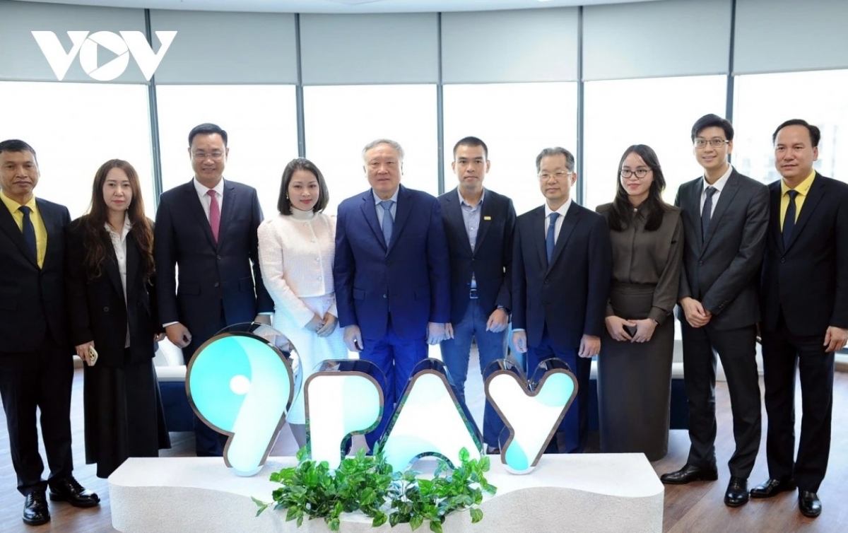 Phó Thủ tướng Nguyễn Hòa Bình (giữa); ông Nguyễn Văn Quảng, Chánh án Tòa án Nhân dân Tối cao và Lãnh đạo TP Đà Nẵng chụp hình lưu niệm với cán bộ, nhân viên Cơ quan điều hành Trung tâm Tài chính quốc tế tại Đà Nẵng.