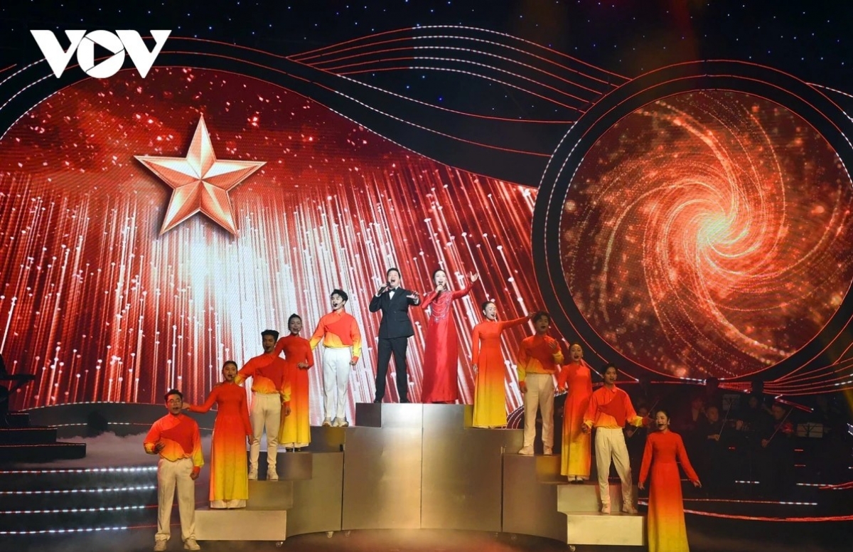 
Tiếp tục với Chương III “Sắc đỏ thiêng liêng” là phần cao trào, nơi chương trình đẩy mạnh tinh thần tôn vinh và niềm tin. Nếu chương I nghiêng về chiều sâu truyền thống, chương II mang hơi thở thời đại, thì chương III tập trung vào các tiết mục hào sảng, có quy mô dàn dựng lớn hơn, lực lượng biểu diễn đông hơn và cảm xúc được đẩy lên rõ rệt qua các mashup – liên khúc. Mở đầu chương là mashup “Lá cờ Đảng – Đảng là cuộc sống của tôi”, trước khi chương trình bước vào điểm nhấn lớn với mashup “Ca ngợi Tổ quốc – Người chiến sĩ ấy – Dáng đứng Việt Nam – Việt Nam hướng về tương lai”, tạo cao trào mạnh mẽ và giàu khí thế. 