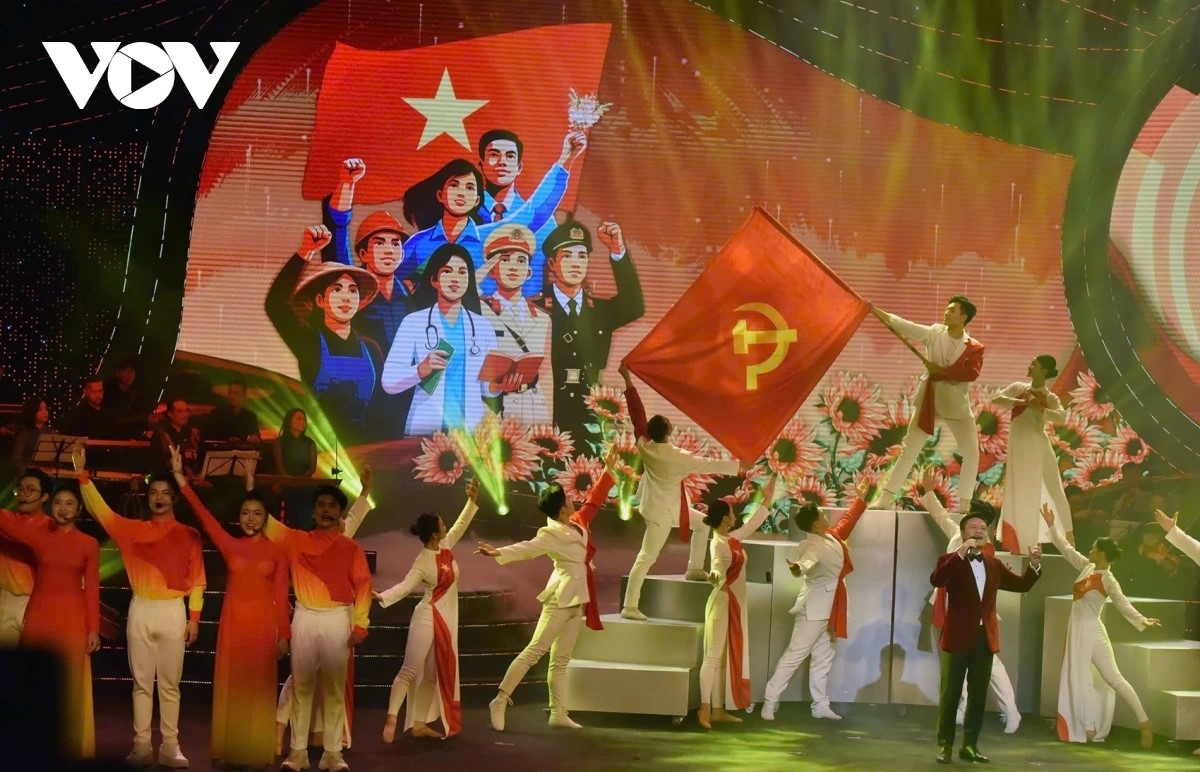 NSƯT Hoàng Tùng thể hiện mashup “Lá cờ Đảng – Đảng là cuộc sống của tôi”