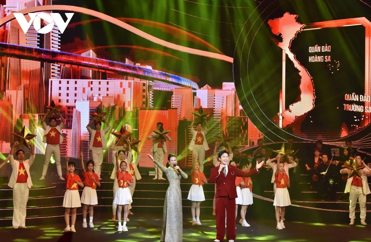 Ca sĩ Võ Hạ Trâm - Anh Tú thể hiện ca khúc "Tình yêu đất nước".