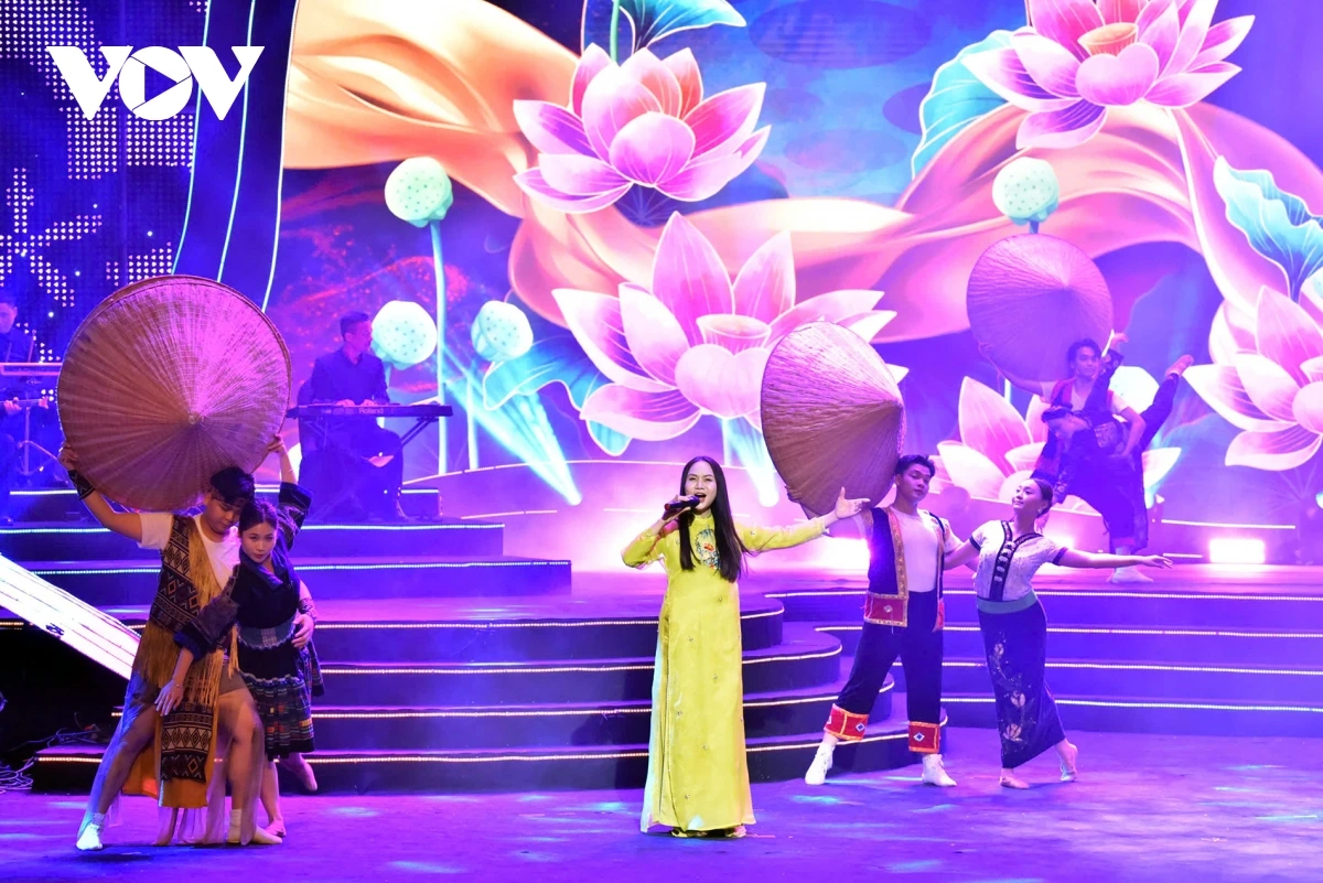 Với cấu trúc ba chương rành mạch, chương trình “Với Đảng vẹn toàn niềm tin yêu” cân bằng giữa những giai điệu quen thuộc tạo cảm giác gần gũi với tác phẩm mới tạo sự tươi mới và nguồn chất liệu dài hơi. Những ca khúc quen thuộc từng vang lên trên làn sóng phát thanh, trong trường học, trong các chương trình sinh hoạt cộng đồng… khi được “làm mới” bằng mashup và dàn dựng sân khấu đã tạo hiệu ứng đặc biệt: khán giả vừa thấy quen, vừa thấy được nâng tầm.