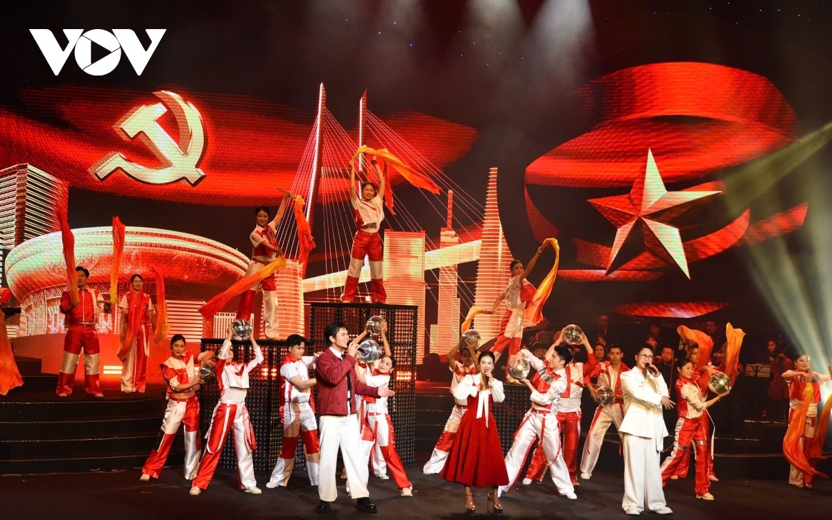 Chương trình quy tụ lực lượng biểu diễn đa thế hệ, gồm các nghệ sĩ trưởng thành từ môi trường nghệ thuật VOV như NSND Thanh Hoa, NSND Mai Hoa, NSƯT Đăng Dương, NSƯT Hoàng Tùng, NSƯT Đăng Thuật, Đinh Thành Lê, nghệ sĩ ngâm thơ Ngọc Thọ; cùng nhiều nghệ sĩ khách mời như Phạm Thu Hà, Võ Hạ Trâm, Anh Tú, Đỗ Hoàng Hiệp, Quách Mai Thy, Minh Thúy, Lâm Phúc, RamC, Cao Phú Quý… Đồng hành là Dàn nhạc Đài Tiếng nói Việt Nam, Đoàn Nghệ thuật HT, tốp ca ASP và CLB Thiếu nhi Sao Tuổi Thơ. 