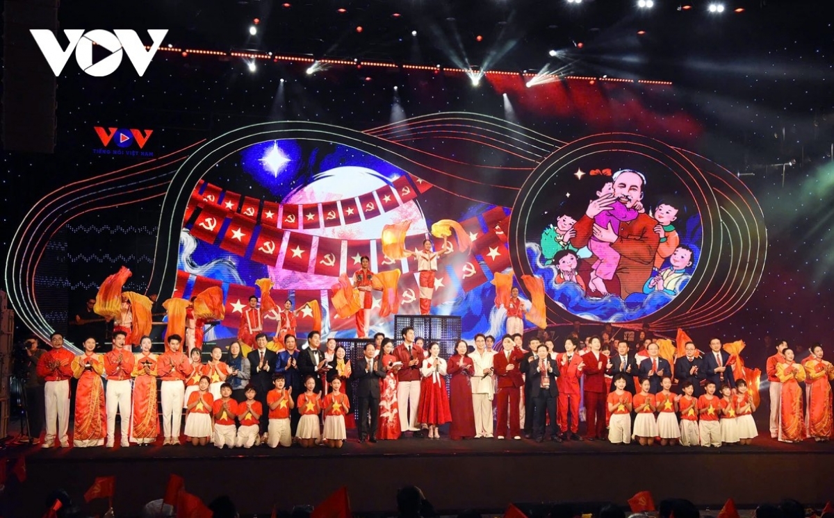 Có thể thấy, đây là một đêm diễn cho thấy nỗ lực làm mới cách kể chuyện chính luận bằng ngôn ngữ nghệ thuật. Chương trình giữ được sự trang trọng cần có khi hướng tới một sự kiện chính trị quan trọng, đồng thời tạo không gian thưởng thức phù hợp công chúng hôm nay: có truyền thống, có hiện đại, có lắng, có cao trào, và khép lại bằng sắc thái tươi sáng của những ngày đầu năm.