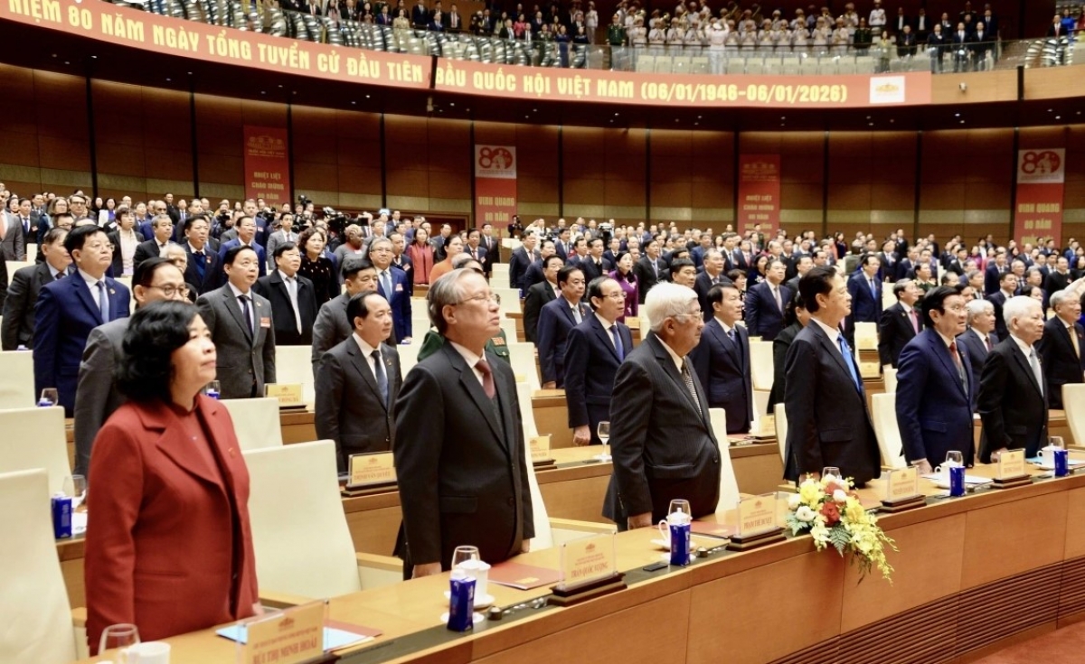 Các đại biểu làm lễ chào cờ tại Lễ Kỷ niệm cấp quốc gia 80 năm Ngày Tổng tuyển cử đầu tiên bầu Quốc hội Việt Nam (06/01/1946 - 06/01/2026).