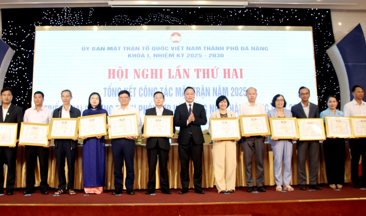 Chủ tịch Ủy ban MTTQ Việt Nam thành phố Lê Trí Thanh (giữa) trao bằng khen cho các tập thể xuất sắc trong công tác năm 2025.