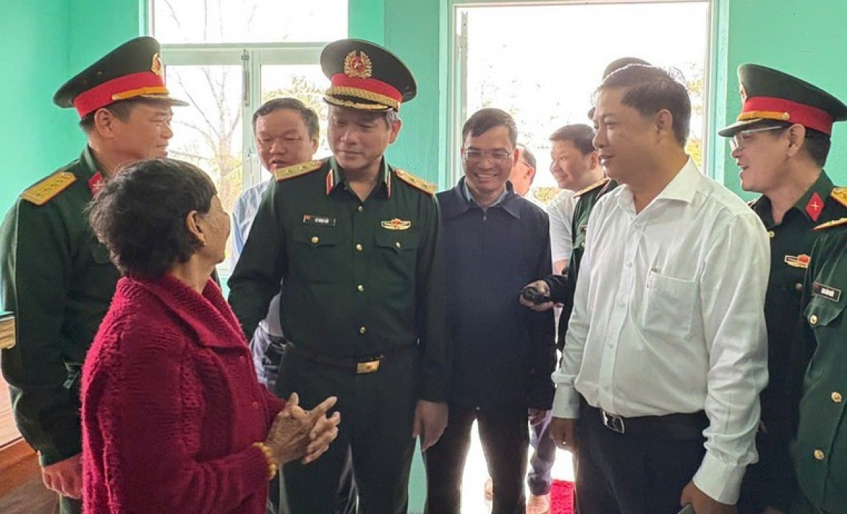 Trung tướng Lê Ngọc Hải, Tư lệnh Quân khu 5 động viên, chúc mừng các hộ dân tại thôn Phú Hữu (Xã Hòa Thịnh, tỉnh Đắk Lắk) được bàn giao nhà mới trong đợt 1.