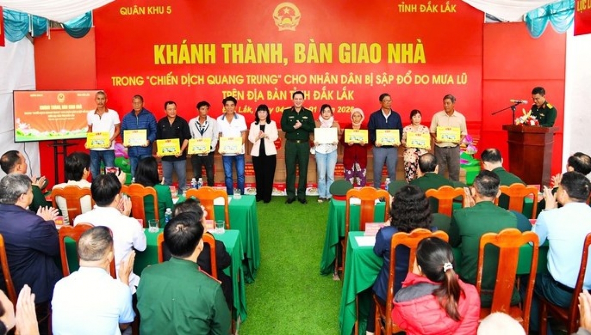 Quân khu 5 tổ chức lễ khánh thành, bàn giao nhà ở cho các hộ gia đình có nhà bị sập, đổ do mưa lũ, thuộc đợt 1 của Chiến dịch “Quang Trung” cho các hộ dân tại xã Tuy An Đông, tỉnh Đắk Lắk.