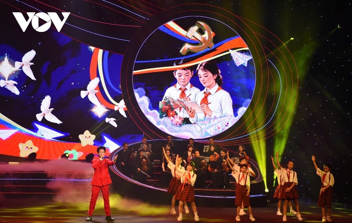 Mở đầu chương trình, không khí được tạo dựng bằng phần intro “Những mùa xuân đất nước” kết hợp ánh sáng, hình ảnh và lời bình nghệ thuật, trước khi sân khấu “vào nhịp” bằng một chuỗi ca khúc quen thuộc được dàn dựng theo hình thức mashup gồm 4 ca khúc quen thuộc: “Ca ngợi Tổ quốc”, “Em là mầm non của Đảng”, “Tuổi xuân dâng Đảng” và “Việt Nam ơi mùa xuân đến rồi”. Lựa chọn này giúp chương trình khởi động nhanh, tạo cảm giác hào hứng và kéo khán phòng vào đúng tinh thần “mừng Đảng – mừng xuân” ngay từ những phút đầu.