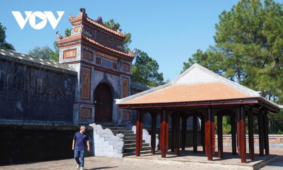 Sở Văn hóa Thể thao thành phố Huế đề xuất tháo dỡ ngôi nhà rường được xây dựng trái phép trong khu vực bảo vệ I lăng Hoàng hậu Từ Dụ.