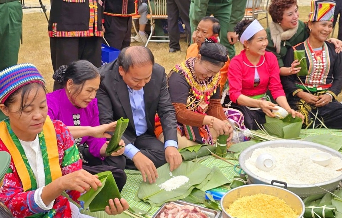 Cộng đồng các dân tộc tham gia gói bánh chưng trong chương trình "Bánh chưng xanh - Tết vì người nghèo" năm 2026.