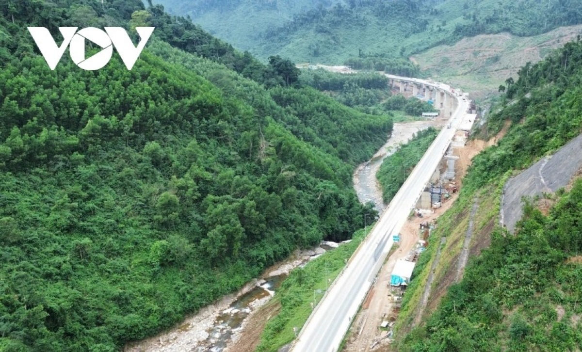 Cao tốc La Sơn - Hòa Liên vừa khai thác, vừa thi công mở rộng.