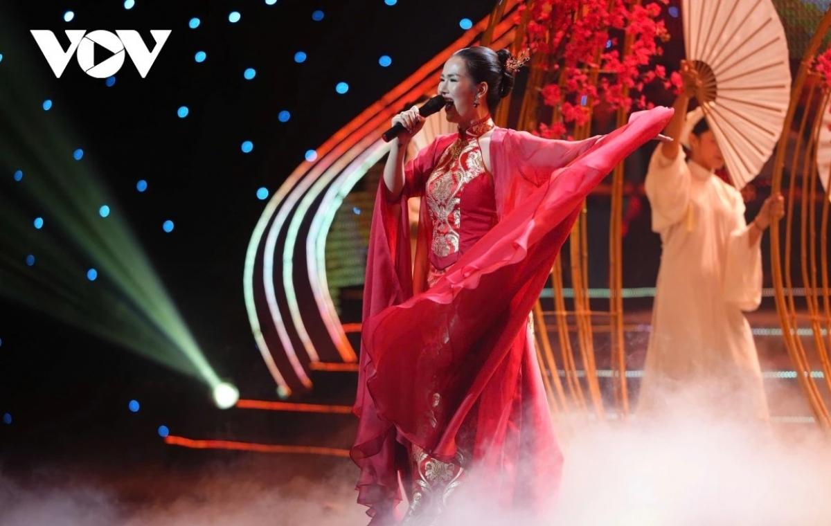 Chương I “Lời đất nước” mở ra với tinh thần “về nguồn”, tập trung vào những tiết mục mang màu sắc truyền thống và gợi nhắc bản sắc văn hóa. Các ca khúc ở phần này chủ yếu khai thác chất liệu lời ru, tiếng Việt, dân ca và giai điệu dân gian, tạo không gian đằm sâu, mềm mại như “Đất nước lời ru”, mash up “Thư pháp – Tiếng Việt”.