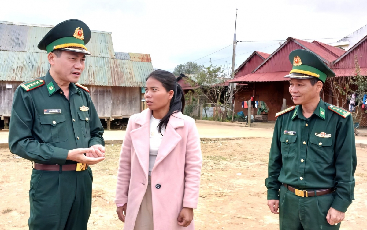 Đại tá Hoàng Văn Mẫn, Chính ủy Bộ đội Biên phòng thành phố (bên trái) kiểm tra địa điểm dự kiến tổ chức Chương trình "Xuân biên phòng - Ấm lòng dân bản" năm 2026. 
