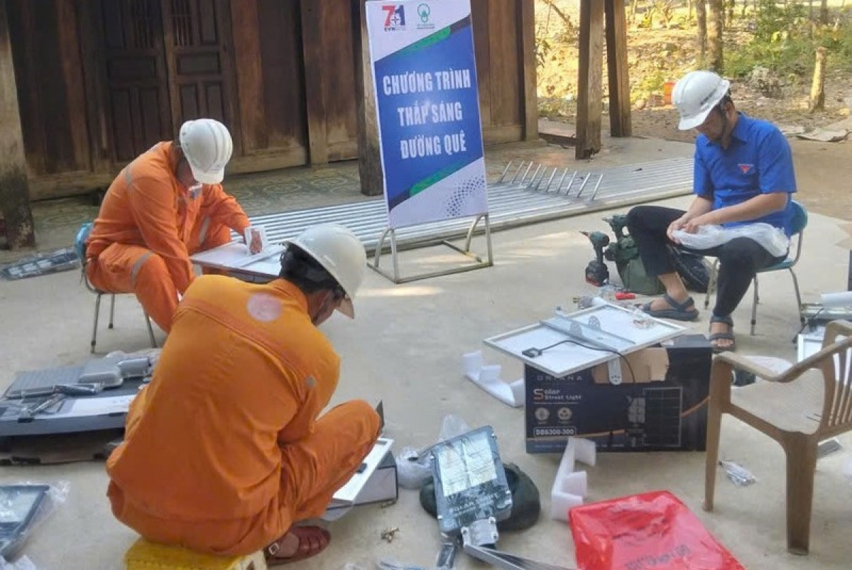 Đoàn thanh niên Công ty Điện lực Huế thực hiện lắp thiết bị, chuẩn bị thi công công trình.