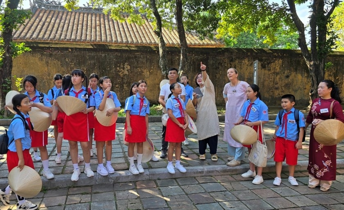 Học sinh nghe giới thiệu về di tích điện Phụng Tiên - Đại Nội Huế.