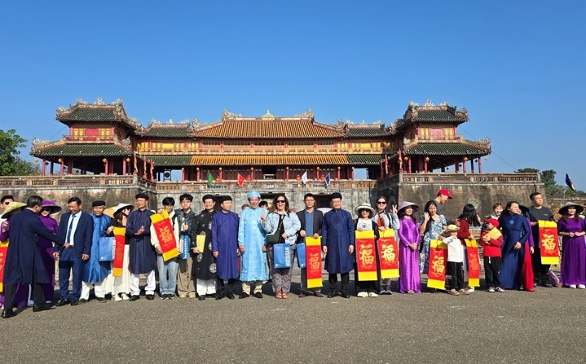 Tặng quà cho những du khách đầu tiên "xông đất" di sản Huế năm 2026.