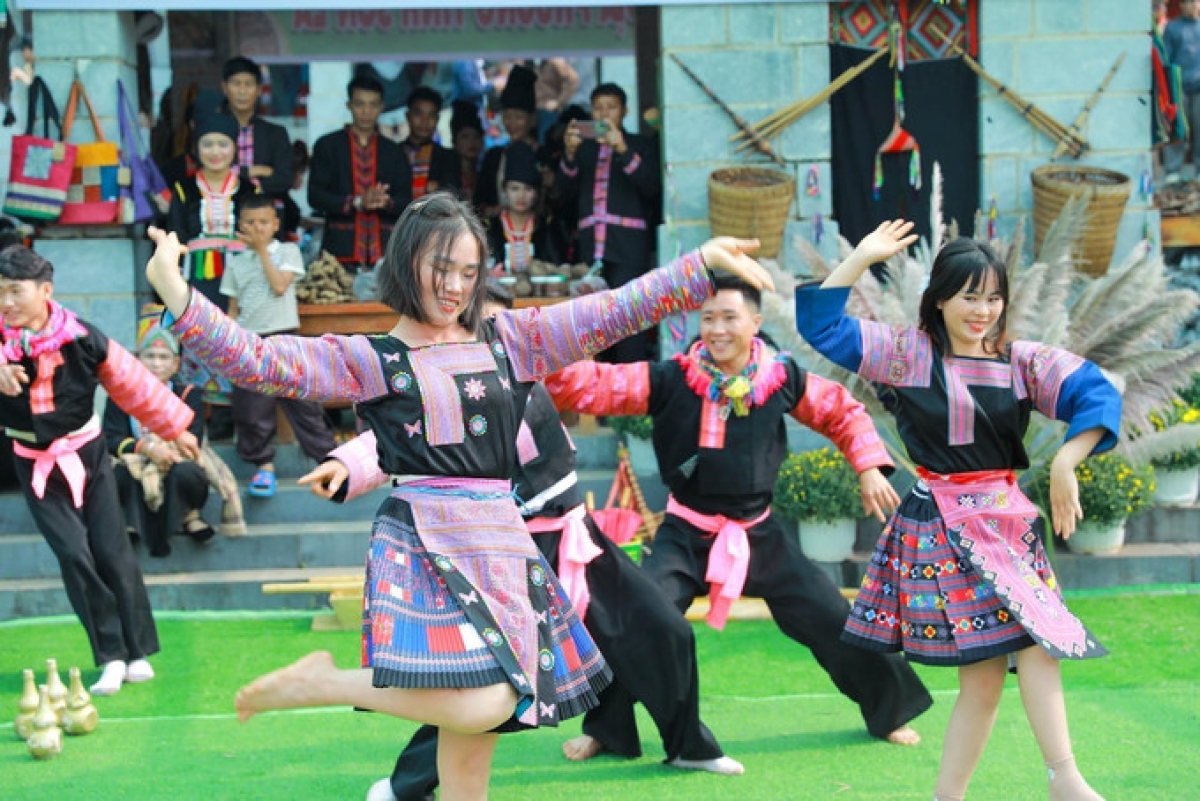 Tiết mục nghệ thuật của đồng bào dân tộc Mông tại tại Làng Văn hóa, du lịch các dân tộc Việt Nam. 