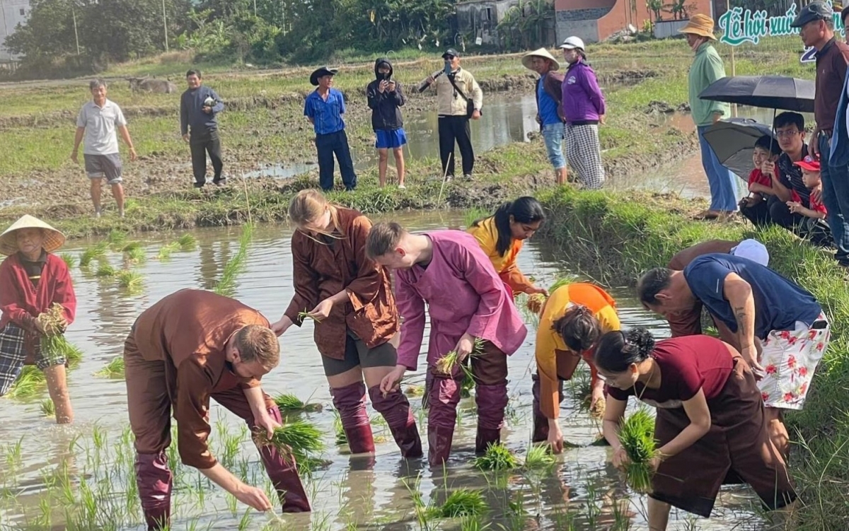 Du khách thích thú khi được làm nông dân. 