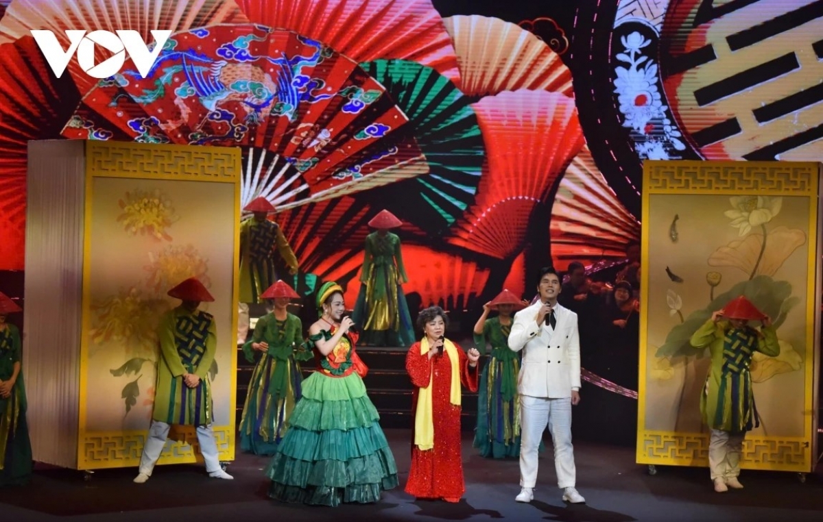 Sang chương II “Nhịp thời đại”, chương trình chuyển rõ về nhịp: âm nhạc trẻ trung và đương đại hơn, tiết tấu và phối khí hiện đại hơn. Mở ra không gian này là ca khúc “Made in Vietnam”, tạo điểm nhấn về tinh thần mới mẻ. Tiếp đó, chương trình giới thiệu nhiều tác phẩm mới được lựa chọn từ cuộc vận động sáng tác ca khúc, dân ca đặt lời mới và cuộc thi thơ do VOV phát động, nổi bật như “Ơn Đảng – Núi rừng nở hoa”, “Việt Nam – Kỷ nguyên vươn mình” và liên khúc “Quê hương Việt Nam – Bình minh kỷ nguyên mới”.