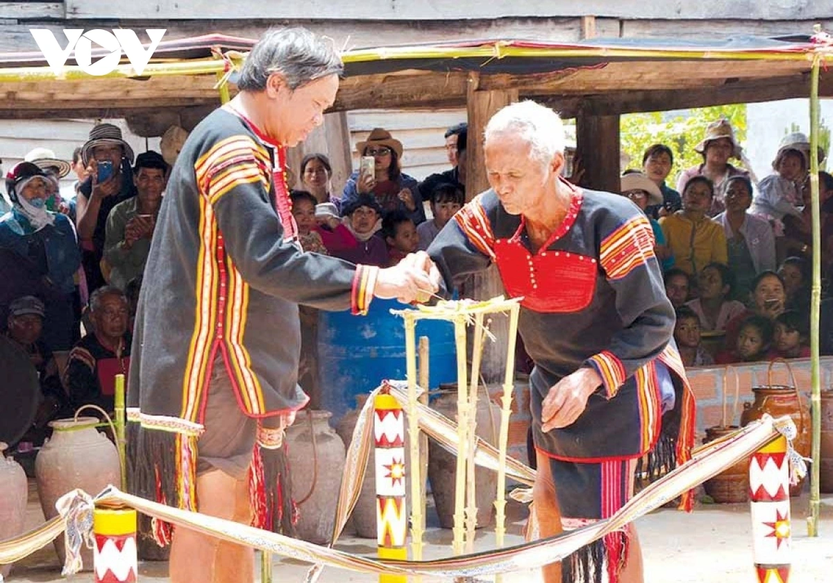  Nghe nhan Uu tu Ksor Lol ngak adat paling yang dalam adat likau hajan