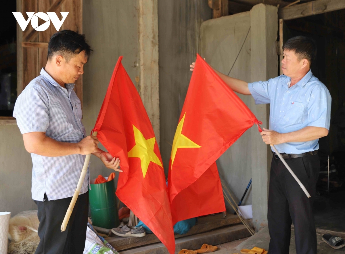 Urang Ndang saong bhap bini palei Đoàn, xa Ia Lốp, dak Lak tuel hât dok taneh ia