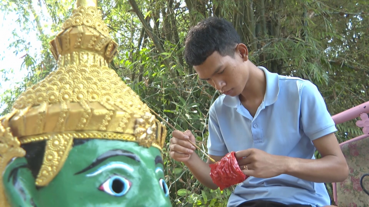 Anh Kim Liêu Duôl tỉ mỉ trang trí cho mặt nạ chằn