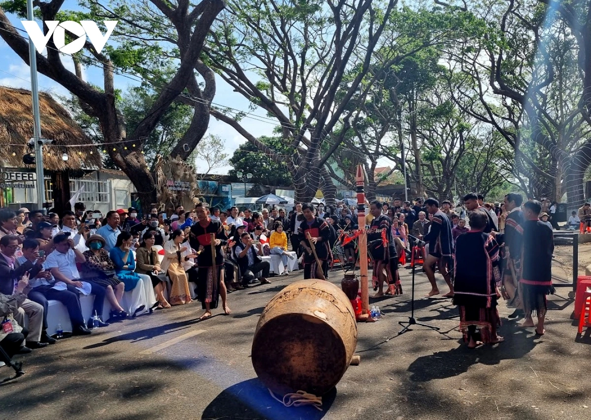  Dom bruk adaoh tamia paoh kong caing bhap bini hu pamedeih saong jeng sa bruk naih gheih dalam jalan yaih khan jirah rivang