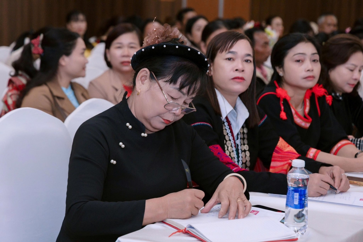 -Rơ̆ng mâo phung bi ala jing mnuih djuê ƀiă leh anăn phung mniê hlăm klei ruah khua.