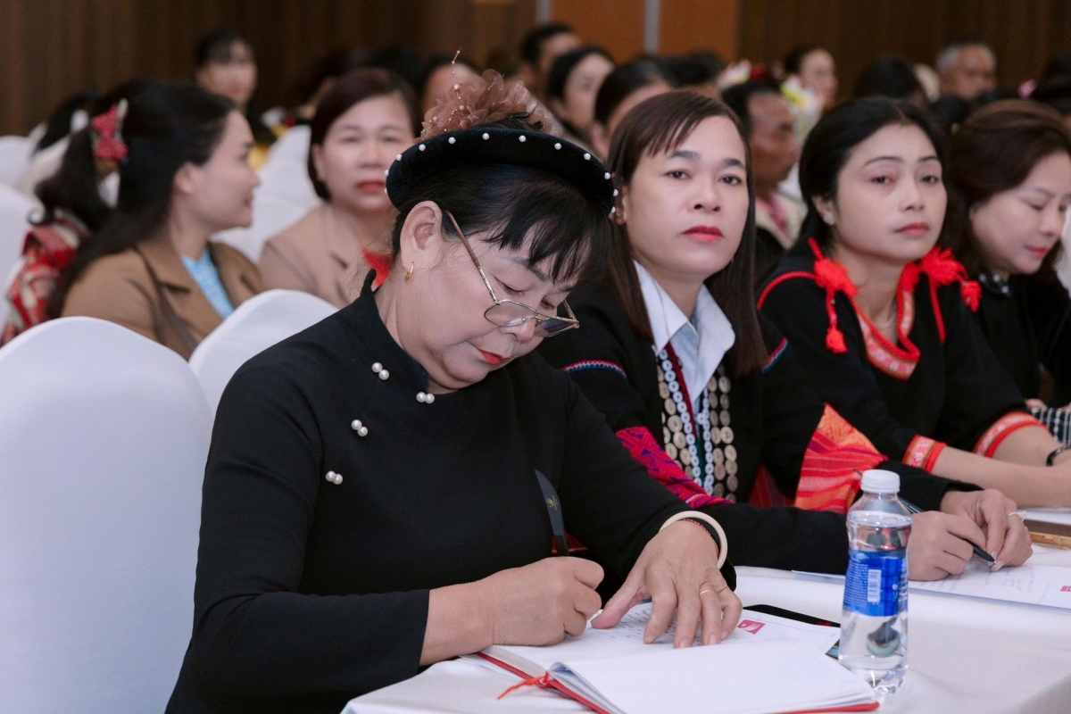 
Sơđơ̆ng ,proh tơmơ̆t bơngai tang măt ‘noh bơngai kon kông păng drŏ kăn lơ̆m pôk rơih.