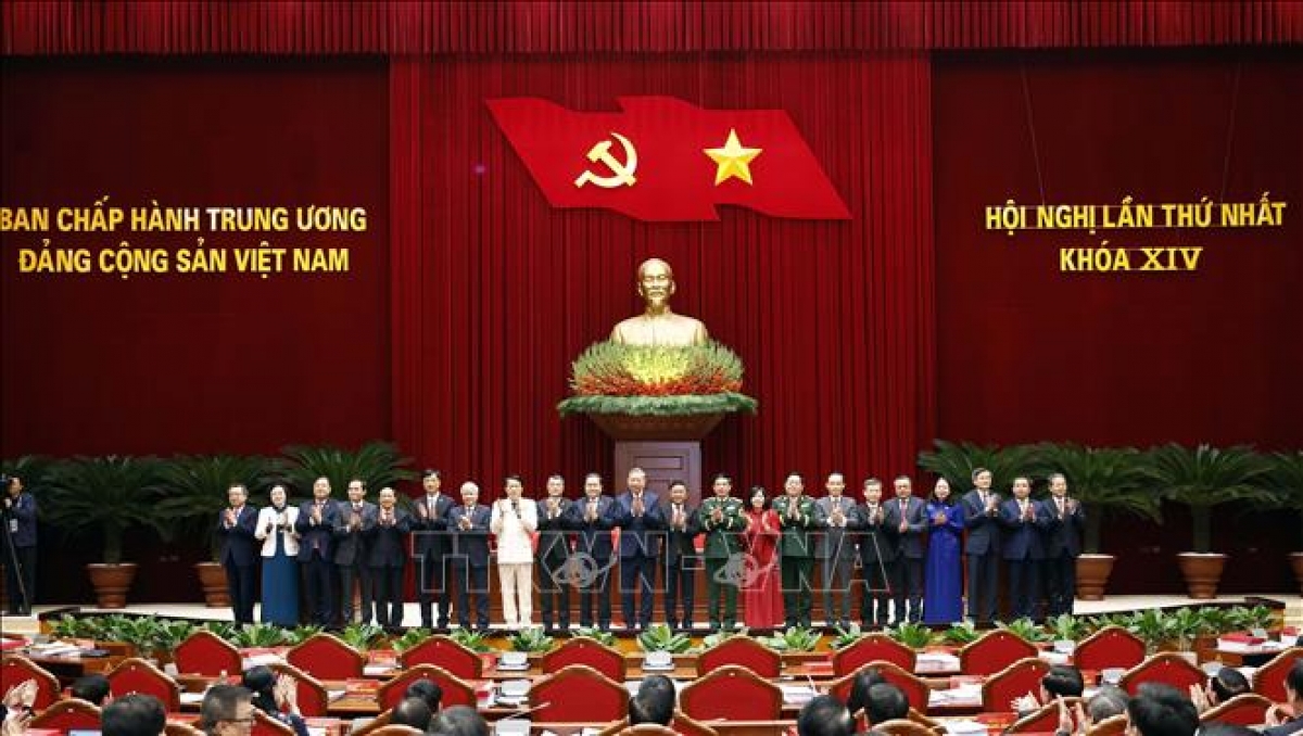 Tổng Bí thư Tô Lâm cùng các đồng chí Ủy viên Bộ Chính trị, Ủy viên Ban Bí thư Ban Chấp hành Trung ương khóa XIV ra mắt tại Hội nghị lần thứ nhất Ban Chấp hành Trung ương Đảng khóa XIV. Ảnh: TTXVN