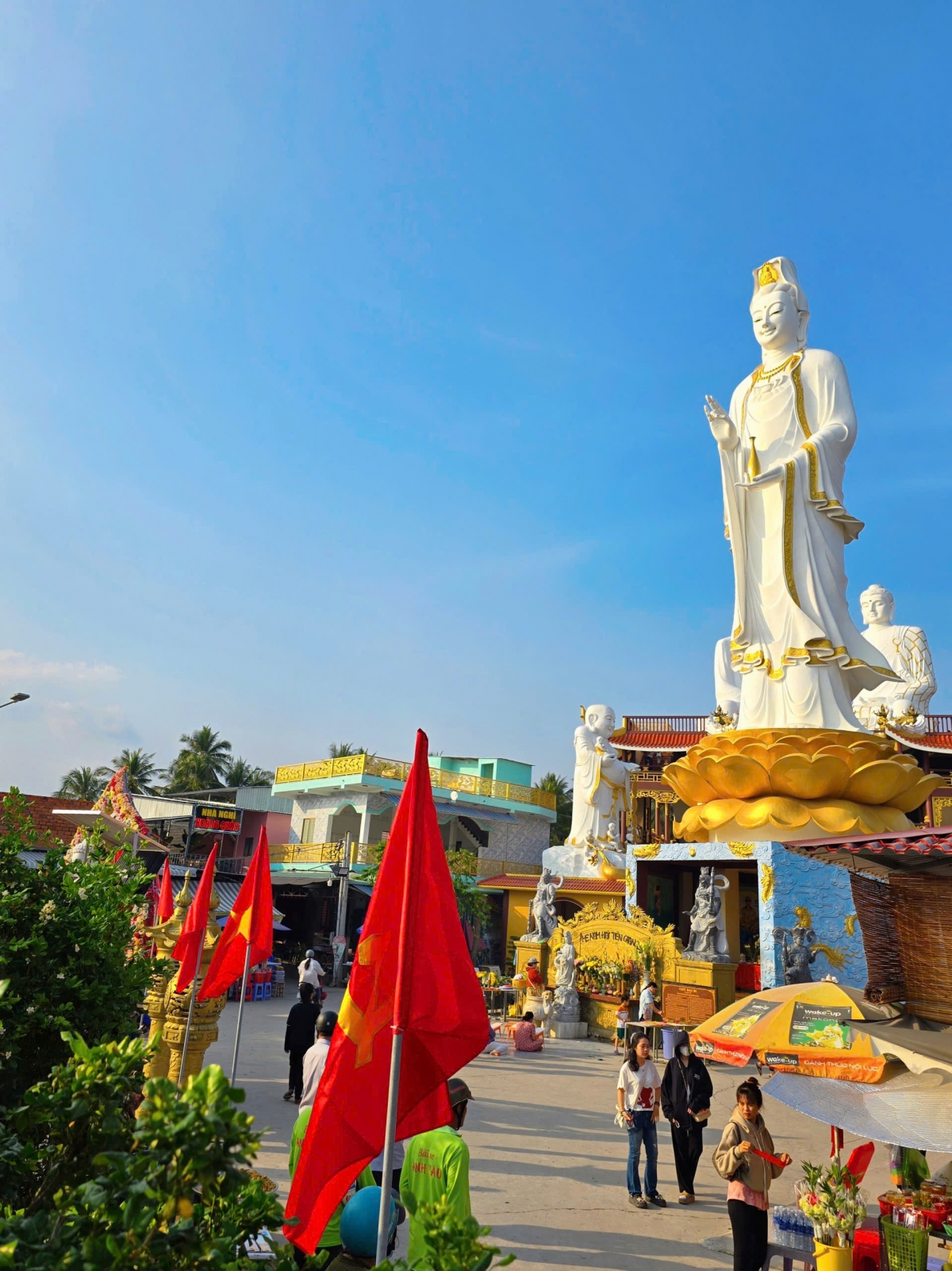 Chùa Liên Hoa tỉnh Đồng Tháp rực rỡ cờ hoa, khẩu hiệu chào mừng Đại hội Đảng toàn quốc